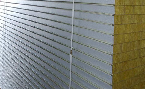 在選材和工藝方面巖棉夾芯板有哪些特點(diǎn)？